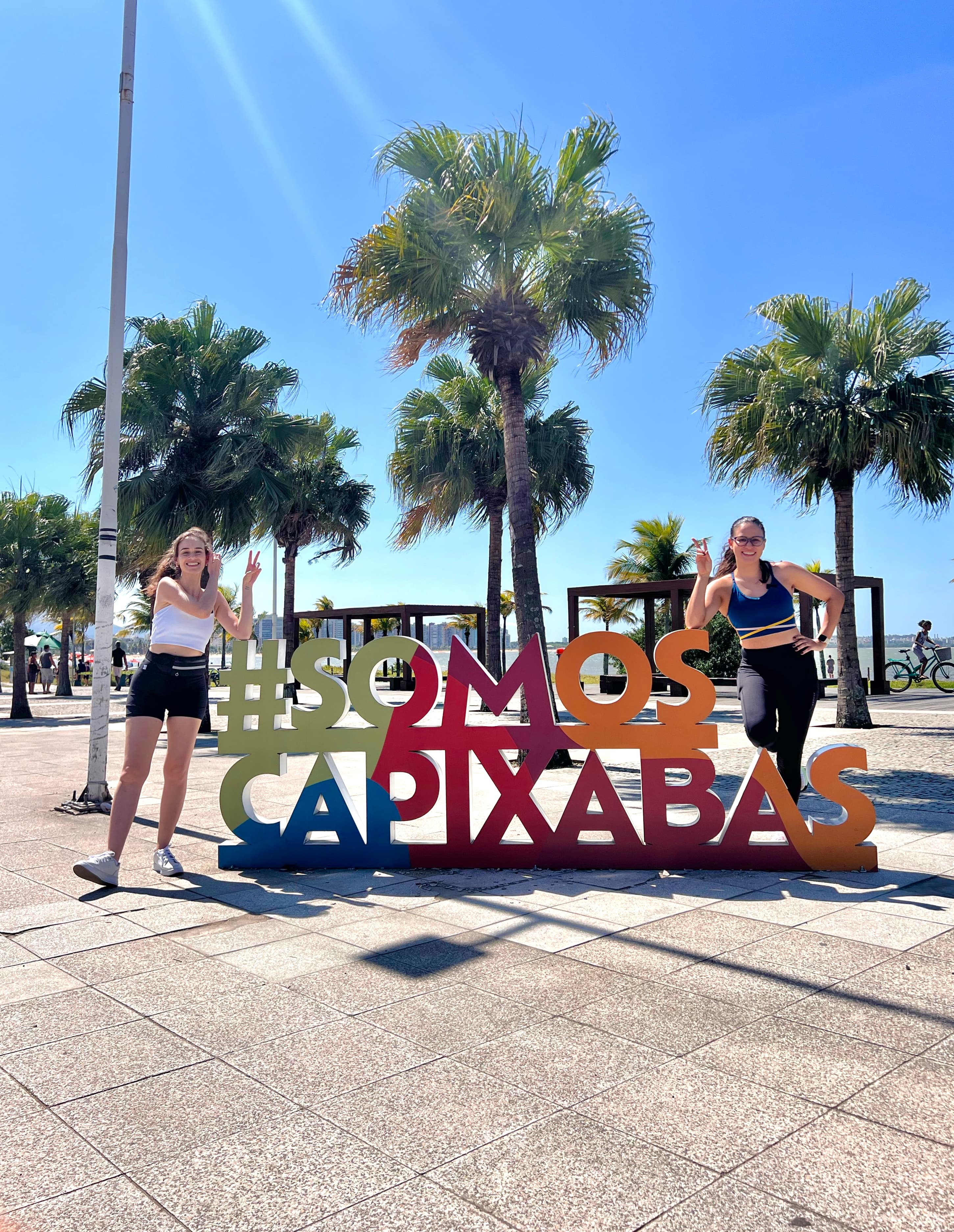 Fundadoras da Desroteiriza na placa de Somos Capixabas na Praia de Camburi